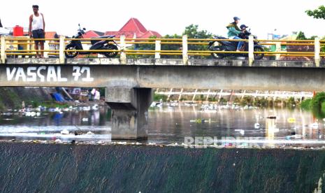 Sampah dalam plastik yang dibuang warga sembarangan hanyut di sungai. (Ilustrasi)