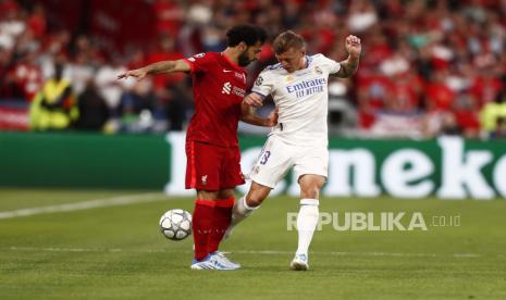 Mohamed Salah (kiri) dari Liverpool dan Toni Kroos dari Real Madrid beraksi selama final Liga Champions UEFA antara Liverpool FC dan Real Madrid di Stade de France di Saint-Denis, dekat Paris, Prancis, 28 Mei 2022.