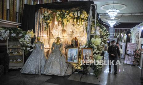 Warga mengunjungi Festival Pernikahan Tradisional 2022 di Pusat Dakwah Islam (Pusdai), Bandung, Jawa Barat, Ahad (30/1/2022). Festival Pernikahan Tradisional 2022 tersebut menampilkan desain baju pernikahan, dekorasi pelaminan, dan masakan dari berbagai daerah di Indonesia. 