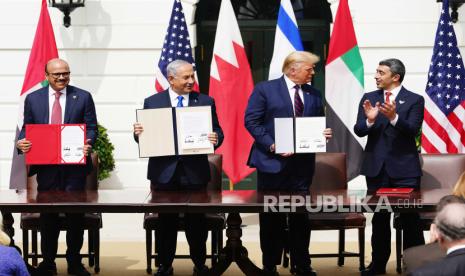  (Kiri ke kanan) Menteri Luar Negeri Bahrain Sheikh Khalid Bin Ahmed Al-Khalifa, Perdana Menteri Israel Benjamin Netanyahu, Presiden AS Donald J. Trump dan Menteri Luar Negeri UEA Sheikh Abdullah bin Zayed bin Sultan Al Nahyan selama upacara penandatanganan Kesepakatan Abraham, yang menormalkan hubungan antara Uni Emirat Arab dan Bahrain dengan Israel, di Halaman Selatan Gedung Putih di Washington, DC, AS, 15 September 2020.