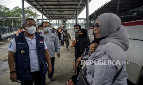 Wali Kota Bandung Yana Mulyana (kiri) berbincang dengan calon penumpang di Terminal Leuwipanjang, Kota Bandung, Kamis (21/4/2022). Peninjauan tersebut untuk memastikan kesiapan pelayanan angkutan darat serta sarana dan prasarana di Terminal Leuwipanjang dalam menghadapi arus mudik Lebaran 2022 atau 1443 H. Foto: Republika/Abdan Syakura