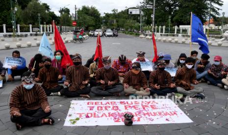 Anggota Majelis Pekerja Buruh Indonesia (MPBI) DIY menggelar Topo Pepe di Titik Nol Yogyakarta, Senin (2/11). Aksi mereka ini menuntut Gubernur DIY untuk memberikan upah minimum provinsi DIY 2021 yang layak. Saat ini UMP DIY sebesar Rp 1,765 juta merupakan terendah di Indonesia. Selain itu, mereka juga menuntut pencabutan UU Cipta Kerja.