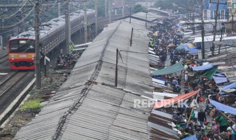 Depok akan Sanksi Pidana Pelanggar PSBB. Suasana aktivitas jual beli  di Pasar Kemiri Muka, Depok, Jawa Barat, Kamis (30/4/2020). Satu periode penerapan Pembatasan Sosial Berskala Besar (PSBB) di Kota Depok, aktivitas pasar masih belum memerhatikan aspek kesehatan untuk berjaga jarak (Physical Distancing) dalam percepatan penanganan wabah COVID-19