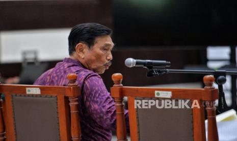 Menteri Koordinator Bidang Kemaritiman dan Investasi (Menko Marves) Luhut Binsar Pandjaitan saat memberikan keterangan sebagai saksi dalam sidang lanjutan dengan terdakwa Direktur Eksekutif Lokataru Haris Azhar dan terdakwa Koordinator KontraS Fatia Maulidiyanti di Pengadilan Negeri Jakarta Timur, Jakarta, Kamis (8/6/2023). Sidang tersebut beragendakan mendengarkan keterangan saksi pelapor Menko Marves Luhut Binsar Pandjaitan dalam kasus dugaan pencemaran nama baik terhadap dirinya dalam unggahan pada akun youtube milik Haris Azhar dengan judul Ada Lord Luhut di Balik Relasi Ekonomi-Ops Militer Intan Jaya!! Jenderal BIN Juga Ada!! yang diunggah pada Agustus 2021 lalu.