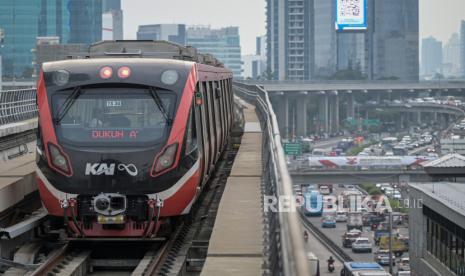 Kereta api ringan atau Lintas Raya Terpadu (LRT) Jabodebek melintas di kawasan Gatot Soebroto, Jakarta, Jumat (4/10/2024). 