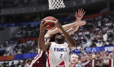 Pebasket Prancis Guerschon Yabusele (kanan) diadang pebasket Latvia pada pertandingan penyisihan grup Piala Dunia Bola Basket FIBA 2023 antara Prancis dan Latvia di Jakarta, Indonesia, Ahad (27/2023). 