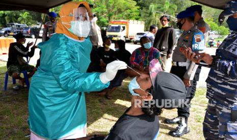 Petugas kesehatan melakukan tes swab antigen COVID-19 terhadap penumpang kapal yang baru tiba dari Pulau Sabang di Posko Pengetatan Pemberlakuan Pembatasan Kegiatan Masyarakat (PPKM) Mikro, Pelabuhan Penyeberangan Ulee Lheue, Banda Aceh, Aceh, Senin (12/7/2021). Operasi penyekatan yang berlangsung hingga tanggal 19 Juli 20021 di pintu masuk dan keluar pelabuhan Ulee Lheue Banda Aceh sebagai zona merah itu sebagai syarat penyeberangan sesuai aturan Pengetatan PPKM Mikro untuk mengantisipasi peningkatan kasus CID-19. 