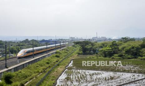 Rangkaian kereta inspeksi atau comprehensive inspection train (CIT) Kereta Cepat Jakarta Bandung (KCJB) melaju saat menjalani uji coba di Tegalluar, Kabupaten Bandung, Jawa Barat, Selasa (23/2/2023). PT KCIC melakukan uji fungsi (testing and commissioning) dengan meningkatkan secara bertahap laju perjalanan CIT KCJB dari sebelumnya rata-rata 60 kilometer per jam menjadi 180 kilometer per jam. 