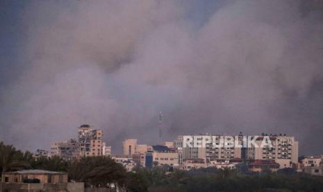 Asap mengepul menyusul serangan udara Israel di selatan Kota Gaza, (15/1/2024). Lebih dari 24 ribu warga Palestina dan setidaknya 1.300 warga Israel tewas. 