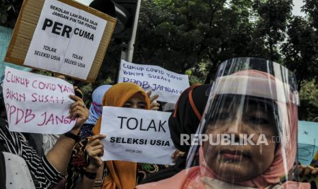 Sejumlah orang tua siswa saat melaksanakan aksi di depan Balai Kota DKI Jakarta, Selasa (23/6). Pada aksi tersebut mereka menuntut Gubernur DKI Jakarta Anies Baswedan untuk menghapus prioritas usia dalam aturan Penerimaan Peserta Didik Baru (PPDB) DKI Jakarta. Republika/Putra M. Akbar