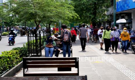 Wisatawan bermasker berjalan di jalur pedestrian Malioboro, Yogyakarta. Pemerintah Daerah (Pemda) DIY menyebut akan melaksanakan PPKM darurat yang mulai berlaku pada 3 Juli 2021 nanti. Dalam pelaksanaannya, destinasi wisata dimungkinkan untuk ditutup, termasuk Malioboro.  