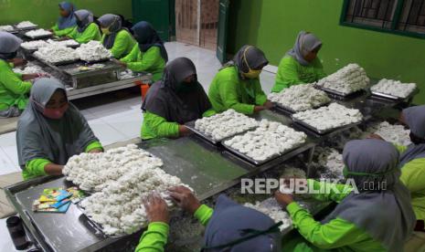 ilustrasi. Pekerja membuat makanan tradisional cireng di sentra UMKM pembuatan Cireng Crispy di Pamulang, Tangerang Selatan, Banten, Selasa (6/4/2021). Dalam sehari, pabrik rumahan tersebut mampu menghasilkan 1,5 ton cireng crispy untuk pasar seluruh Indonesia, dengan omset Rp800 juta per bulannya.