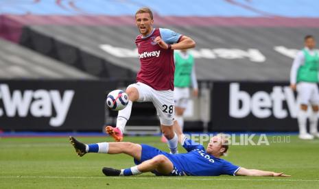 Tomas Soucek (atas) dari West Ham United.