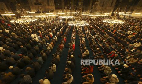 Umat Muslim melakukan shalat malam yang disebut 