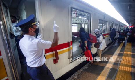 Suasana KRL Commuter Line di Stasiun Bojonggede,  Bogor, Jawa Barat, Senin (20/4/2020). Bupati Bogor memantau banyak orang bepergian dengan KRL ke Jakarta tanpa tujuan yang jelas.