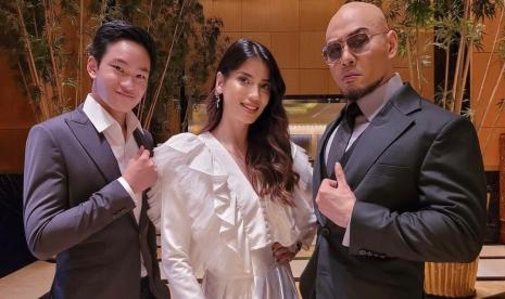 Deddy Corbuzier dengan Sabrina dan Azka.