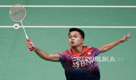  Anthony Sinisuka Ginting melakukan pukulan melawan Anders Antonsen dari Denmark selama pertandingan tunggal putra mereka di turnamen bulutangkis Malaysia Open di Bukit Jalil Axiata Arena di Kuala Lumpur, Malaysia, Kamis (12/1/2023).