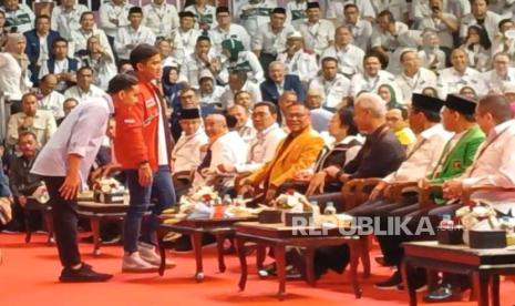 Cawapres Gibran Rakabuming dan adiknya sekali Ketua Umum PSI Kaesang Pangarep menyalami Ketua Umum PDIP Megawati Soekarnoputri saat acara pengundian nomor urut di Kantor KPU RI, Jakarta Pusat, Selasa (14/11/2023) malam. 