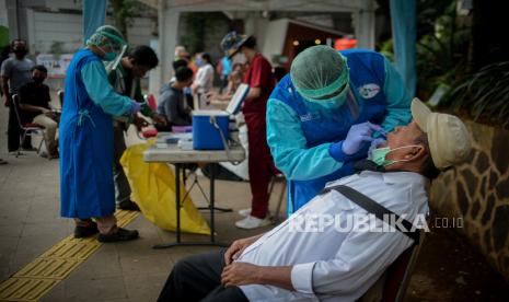 Tenaga kesehatan Puskesmas Kecamatan Menteng melakukan tes usap antigen dan PCR di terowongan Kendal, Menteng, Jakarta Pusat, Kamis (2/9).  Layanan Seruling (swab seru keliling) gratis tersebut digelar setiap hari Selasa, Kamis dan Jumat di sejumlah lokasi di kawasan Menteng sebagai upaya memutus mata rantai Covid-19 dari orang tanpa gejala.  