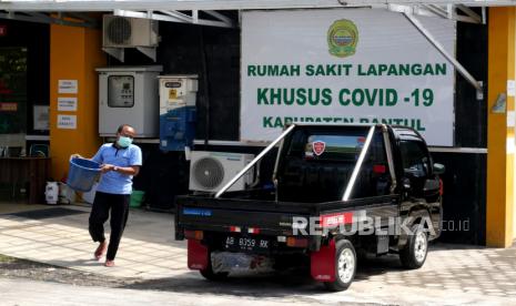 Rumah Sakit Lapangan Covid-19 Bambanglipuro, Bantul, Yogyakarta, Senin (28/13). Kapasitas rumah sakit rujukan pasien Covid-19 di Yogyakarta kritis. Hal ini imbas tingginya penambahan kasus positif Covid-19 dalam sebulan terakhir.