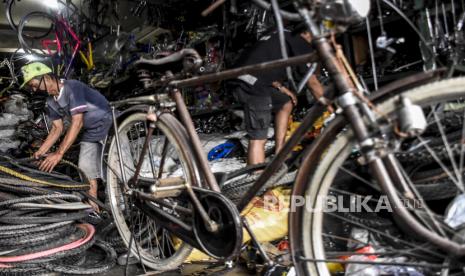 Pedagang menata onderdil sepeda di salah satu toko sepeda di Jalan Veteran, Kota Bandung, Senin (15/6). Berdasarkan keterangan pedagang sepeda di kawasan tersebut penjualan sepeda, aksesoris dan onderdil mengalami peningkatan hingga 90 persen seiring dengan berkembangnya tren bersepeda saat pandemi Covid-19