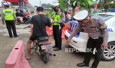 Jajaran Polresta Solo melakukan operasi kendaraan berknalpot brong.