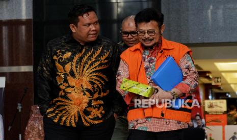 Tersangka kasus dugaan korupsi di Kementerian Pertanian Syahrul Yasin Limpo (tengah) usai menjalani pemeriksaan di Gedung Merah Putih KPK, Jakarta, Selasa (16/1/2024). Mantan Menteri Pertanian itu diperiksa lanjutan dalam kasus dugaan korupsi pemerasan dalam jabatan dan penerimaan gratifikasi di lingkungan Kementerian Pertanian.