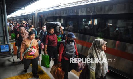 Penumpang kereta (ilustrasi). Syarat naik kereta hingga kini belum berubah meski ramai pemberitaan HMPV di Indonesia.