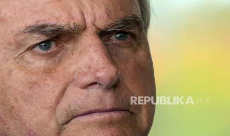  Mantan presiden Brasil Jair Bolsonaro kini tinggal di kediaman seorang pendukungnya di pinggiran kota Orlando, Florida, Amerika Serikat (AS), sejak Desember 2022. Keberadaan Bolsonaro di Orlando ini menarik warga AS yang mengidolakannya. 