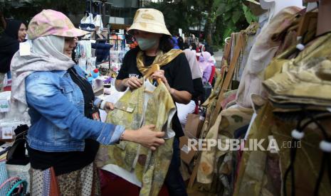 Pengunjung melihat produk Usaha Mikro Kecil Menengah (UMKM) yang hadir di Festival UMKM Banten 2022 di Serpong, Tangerang, Banten, Jumat (30/9/2022). (Ilustrasi)