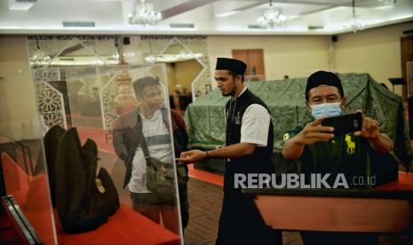 Pengunjung mengamati artefak pedang Rasulullah SAW di Masjid At-Tin, Jakarta, Sabtu (25/3/2023). Pameran artefak tersebut menyajikan sebanyak 24 artefak peninggalan Rasulullah SAW bersama para Sahabat seperti perlengkapan perang, sorban, batu pondasi kabah, janggut hingga rambut Rasulullah SAW. Pameran ini menjadi alternatif destinasi wisata religi di bulan Ramadhan sekaligus menjadi sarana edukasi bagi masyarakat terkait sejarah dan perjuangan Rasulullah SAW bersama para Sahabatnya.  Pameran tersebut digelar hingga 14 April 2023 mendatang dengan tiket perorang mulai dari Rp65 ribu hingga Rp350 ribu per orang.