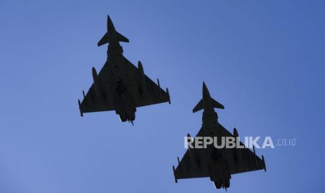 Jet tempur Typhoon RAF Inggris mencegat pesawat militer Rusia yang terbang dekat wilayah udara NATO.