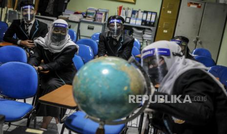 Pelajar mengikuti mata pelajaran praktik kejuruan saat pelaksanaan persiapan tatanan normal baru di SMK Jayawisata 2, Jakarta, Rabu (24/6). Selain mengadakan kelas teori secara daring, pihak SMK pariwisata itu juga melakukan pembatasan kehadiran siswa ke sekolah untuk mata pelajaran praktik serta menerapkan protokol kesehatan seperti cuci tangan, pengukuran suhu tubuh, penggunaan pelindung wajah, masker, sarung tangan, dan jarak fisik. Republika/Putra M. Akbar