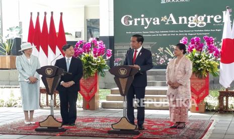 Presiden Joko Widodo (Jokowi) dan Iriana Jokowi saat memberikan keterangan pers bersama Kaisar Jepang Hironomiya Naruhito dan Permaisuri Masako di Griya Anggrek Kebun Raya Bogor, Jawa Barat, Senin (19/6/2023).