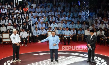 Capres nomor urut 2 Prabowo Subianto berbicara saat menyampaikan gagasan saat debat Calon Presiden dan Calon Wakil Presiden di Halaman gedung Komisi Pemilihan Umum (KPU), Jakarta, Selasa (12/12/2023). Debat capres perdana mengangkat tema Hukum, HAM, Pemerintahan, Pemberantasan Korupsi, Penguatan Demokrasi, kerukunan masyarakat, dan pelayanan publik.  Debat tersebut berlangsung selama 120 menit yang terdiri dari 6 segmen dan 18 pertanyaan yang dipandu oleh moderator Ardianto Wijaya dan Valerina Daniel.