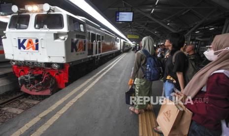 Sejumlah calon penumpang menunggu kedatangan kereta api di Stasiun Surabaya Gubeng, Surabaya, Jawa Timur, Ahad (10/12/2023). PT Kereta Api Indonesia (Persero) Daop 8 Surabaya mencatat per tanggal 9 Desember 2023 sebanyak 126.802 lembar tiket terjual dari total yang disediakan sebanyak 422.676 lembar untuk periode musim Natal 2023 dan Tahun Baru 2024. 