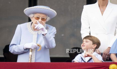 Mendiang Ratu Elizabeth II (kiri) saat masih hidup dan Pangeran Louis menonton dari balkon Buckingham Place setelah upacara Trooping the Color di London, Kamis, 2 Juni 2022, pada hari pertama dari empat hari perayaan untuk menandai Platinum Jubilee. Acara selama liburan panjang akhir pekan di Inggris dimaksudkan untuk merayakan 70 tahun pelayanan raja.