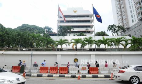 Himpunan Masyarakat Sumut di Malaysia Dideklarasikan. Foto: Sejumlah WNI memakai masker antre untuk masuk ke dalam di Kedutaan Besar Republik Indonesia, di Kuala Lumpur, Malaysia, Senin (3/8/2020). Pemerintah Malaysia mengumumkan mulai 1 Agustus  masker wajib dipakai di dalam semua transportasi pengangkutan umum, tempat umum, serta tempat wisata untuk mencegah penyebaran wabah COVID-19. JIka tidak mematuhi peraturan ini dikenakan denda Rp.3 juta (RM1,000) menurut  Akta 342 (Akta Pencegahan dan Pengawalan Penyakit Berjangkit 1988). 