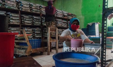 Pekerja menyimpan sari kelapa ke dalam wadah sebelum difermentasi di Desa Sukarendah, Lebak, Banten, Kamis (6/8/2020). Usaha Kecil dan Menengah (UKM) nata de coco yang dikelola masyarakat di daerah tersebut mampu memproduksi hingga 40 ton nata de coco per bulannya dan dipasarkan ke sejumlah pabrik di Bogor dan Tangerang. 