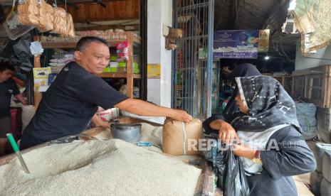 Sejumlah warga membeli beras di Pasar Cikurubuk, Kota Tasikmalaya. Harga berada di pasar itu masih terpantau tinggi. 