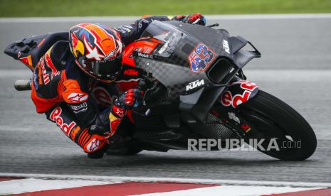 Pembalap Australia Jack Miller dari Red Bull KTM Factory Racing beraksi pada hari kedua sesi tes pramusim MotoGP di Sirkuit Internasional Sepang, di Sepang, Malaysia, (11/2/2023).