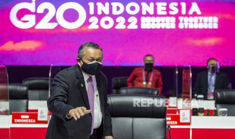 Gubernur Bank Indonesia Perry Warjiyo bersiap memimpin pertemuan hari kedua pada Pertemuan Tingkat Menteri Keuangan dan Gubernur Bank Sentral G20 atau Finance Ministers and Central Bank Governors (FMCBG) G20 di Jakarta Convention Center, Jakarta, Jumat (18/2/2022). Pertemuan Tingkat Menteri Keuangan dan Gubernur Bank Sentral yang merupakan rangkaian Presidensi G20 Indonesia dalam jalur keuangan tersebut membawa enam agenda prioritas, yakni exit strategy untuk mendukung pemulihan yang adil, pembahasan scarring effect untuk mengamankan pertumbuhan masa depan, sistem pembayaran di era digital, keuangan berkelanjutan, inklusi keuangan, dan perpajakan internasional. 