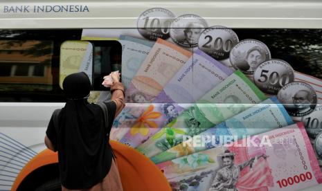 Warga menukarkan uang tunai baru di layanan kas keliling  Bank Indonesia (ilustrasi). Bank Indonesia (BI) Perwakilan Kepulauan Riau menggelar layanan penukaran uang di pelabuhan, pasar tradisional, dan bandara melalui armada mobil kas keliling BI selama Ramadhan.