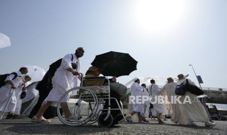 Jamaah haji tiba di Mina saat menunaikan ibadah haji dekat kota suci Mekkah, Arab Saudi, Jumat, 14 Juni 2024.