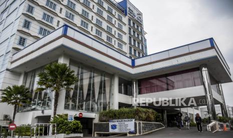 Sejumlah wartawan berjalan di depan Hotel Grand Asrilia, Jalan Pelajar Pejuang, Kota Bandung, Jawa Barat