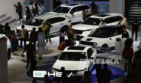 Pengunjung melihat mobil yang dipamerkan dalam Indonesian International Motor Show (IIMS) 2024 di JIExpo Kemayoran, Jakarta, Kamis (15/2/2024).