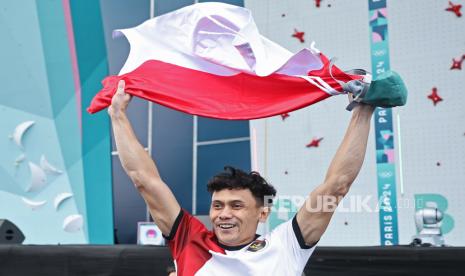 Leonardo Veddriq of Indonesia celebrates defeating Chn Wu Peng of China in the Men Speed Final of the Sport Climbing competitions in the Paris 2024 Olympic Games, at the Le Bourget Sport Climbing Venue in Le Bourget, France, 08 August 2024. 