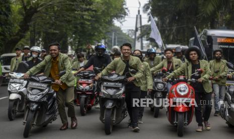 Sejumlah mahasiswa Universitas Djuanda melakukan aksi dorong motor di Kota Bogor, Jawa Barat, Rabu (7/9/2022). Aksi dorong motor dari Tugu Kujang menuju pintu 3 Istana Bogor tersebut sebagai bentuk penolakan kenaikan harga Bahan Bakar Minyak (BBM) bersubsidi dan menuntut pemerintah untuk membatalkan kebijakan kenaikan harga BBM. Republika/Putra M. Akbar