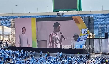 Calon Wakil Presiden (Cawapres) nomor urut 02 Gibran Rakabuming menghadiri kampanye terbuka di Stadion Si Jalak Harupat, Kabupaten Bandung, Jumat (9/2/2024) sore. Ribuan simpatisan kopi pagi pendukung Prabowo Gibran memenuhi area stadion. 