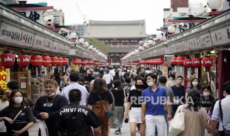  Pengunjung berjalan melalui jalan perbelanjaan Nakamise di distrik Asakusa di Tokyo, Jepang, 13 September 2020. Asakusa adalah salah satu area Tokyo yang paling banyak dikunjungi dan biasanya ramai dikunjungi wisatawan. Di Jepang, jumlah pengunjung dari luar negeri turun 99,9 persen dari tahun sebelumnya pada Juli karena larangan masuknya pengunjung asing di tengah pandemi virus corona.